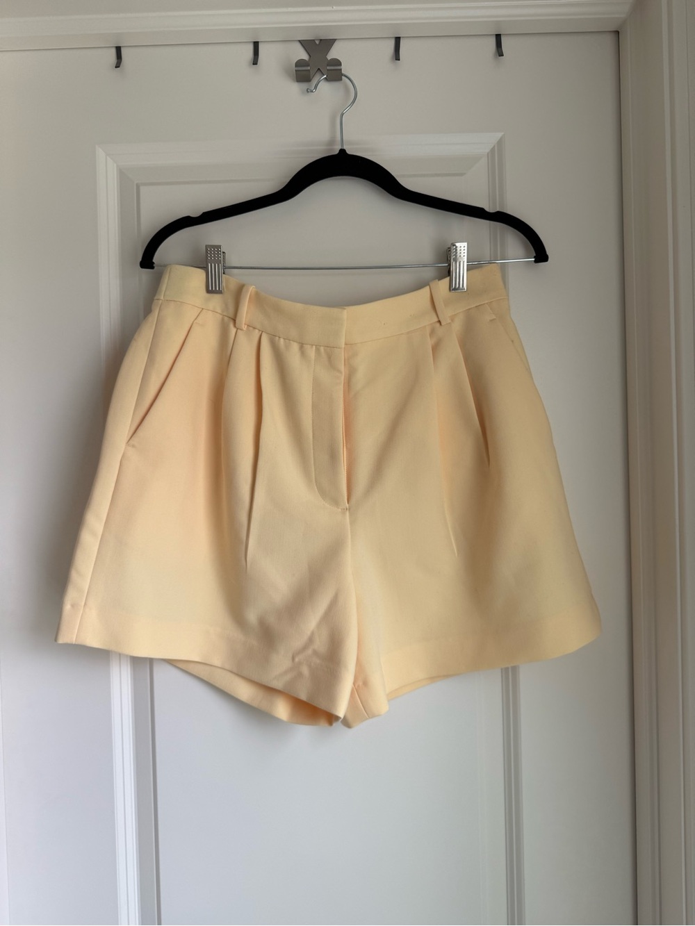 Abercrombie & Fitch High-Rise Pleated Shorts